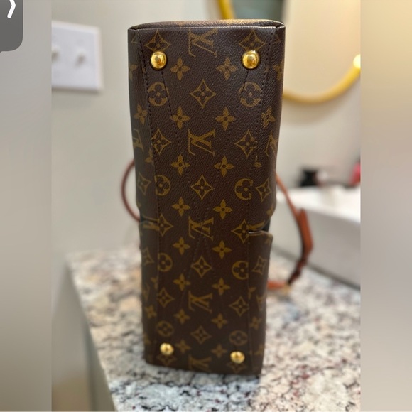 Louis Vuitton V tote Shoulder Bag - Picture 4 of 8